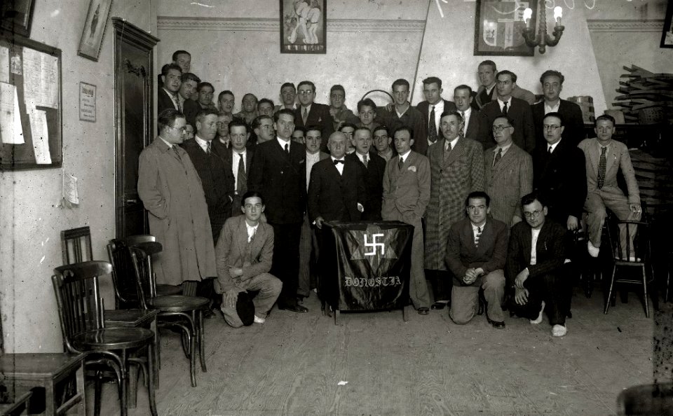 Diferentes personalidades en las Jornadas de Confraternidad Vasco-Catalana-Gallega, entre las se encuentran Juan Olasagasti, Buenaventura Elizondo, Telesforo Monzon, Teodoro Hernandorena,... (20 de 20) - Fondo Car-Kutxa Fototeka