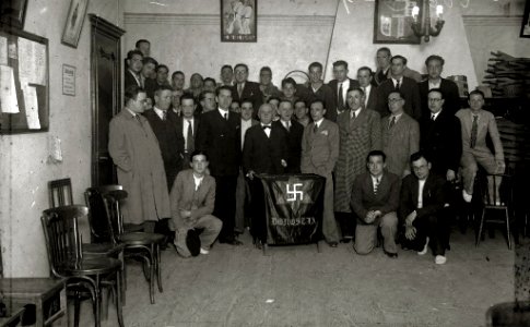 Diferentes personalidades en las Jornadas de Confraternidad Vasco-Catalana-Gallega, entre las se encuentran Juan Olasagasti, Buenaventura Elizondo, Telesforo Monzon, Teodoro Hernandorena,... (20 de 20) - Fondo Car-Kutxa Fototeka