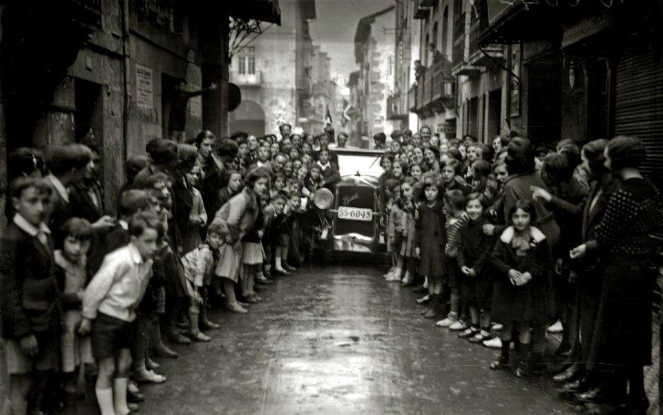 Diferentes personalidades en las Jornadas de Confraternidad Vasco-Catalana-Gallega, entre las se encuentran Juan Olasagasti, Buenaventura Elizondo, Telesforo Monzon, Teodoro Hernandorena,... (19 de 20) - Fondo Car-Kutxa Fototeka