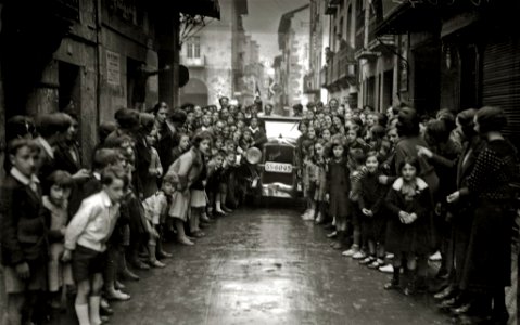 Diferentes personalidades en las Jornadas de Confraternidad Vasco-Catalana-Gallega, entre las se encuentran Juan Olasagasti, Buenaventura Elizondo, Telesforo Monzon, Teodoro Hernandorena,... (19 de 20) - Fondo Car-Kutxa Fototeka