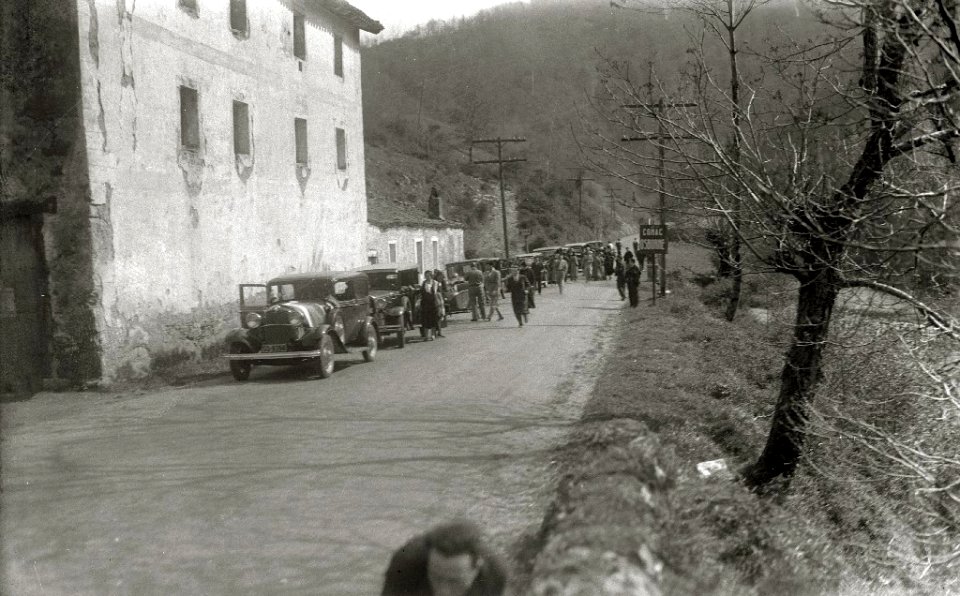 Diferentes personalidades en las Jornadas de Confraternidad Vasco-Catalana-Gallega, entre las se encuentran Juan Olasagasti, Buenaventura Elizondo, Telesforo Monzon, Teodoro Hernandorena,... (6 de 20) - Fondo Car-Kutxa Fototeka