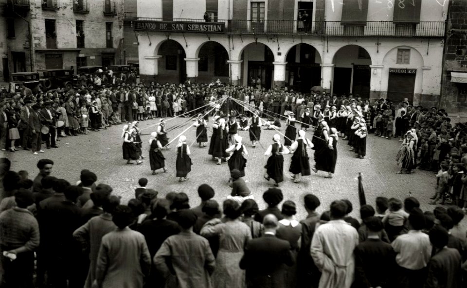 Diferentes personalidades en las Jornadas de Confraternidad Vasco-Catalana-Gallega, entre las se encuentran Juan Olasagasti, Buenaventura Elizondo, Telesforo Monzon, Teodoro Hernandorena,... (8 de 20) - Fondo Car-Kutxa Fototeka