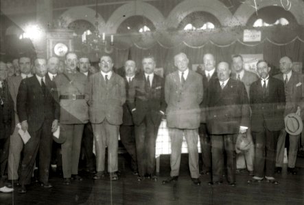 Diferentes personalidades en una exposición celebrada en el casino de San Sebastián, entre ellas se encuentran el general Miguel Primo de Rivera y el alcalde de San Sebastián José Antonio... (1 de 1) - Fondo Car-Kutxa Fototeka
