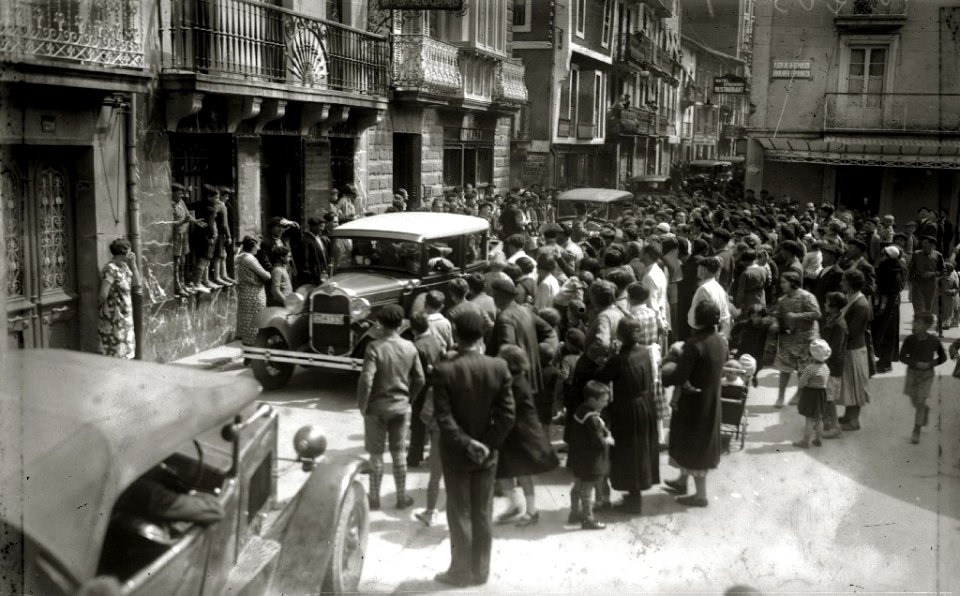 Diferentes personalidades en las Jornadas de Confraternidad Vasco-Catalana-Gallega, entre las se encuentran Juan Olasagasti, Buenaventura Elizondo, Telesforo Monzon, Teodoro Hernandorena,... (18 de 20) - Fondo Car-Kutxa Fototeka