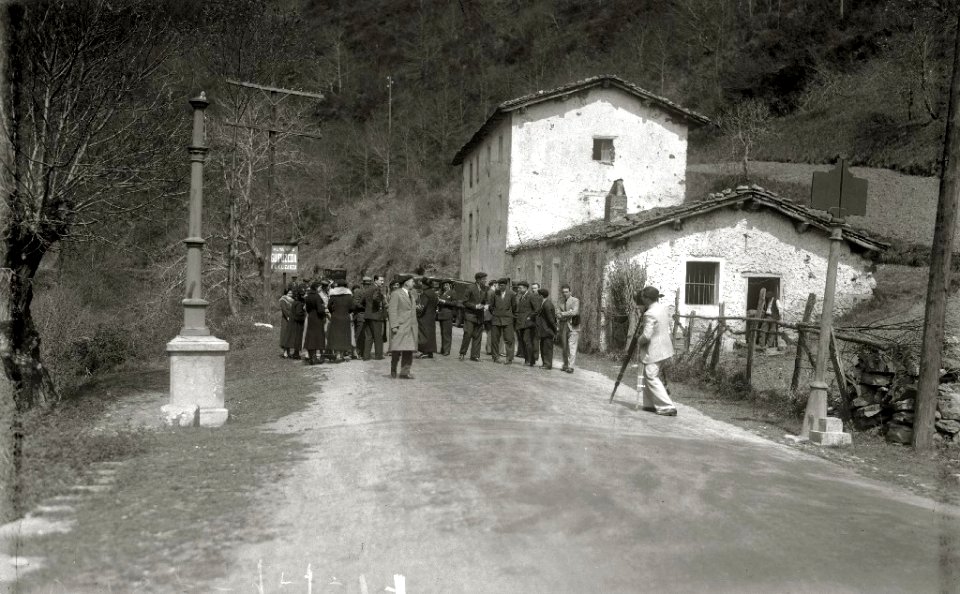 Diferentes personalidades en las Jornadas de Confraternidad Vasco-Catalana-Gallega, entre las se encuentran Juan Olasagasti, Buenaventura Elizondo, Telesforo Monzon, Teodoro Hernandorena,... (7 de 20) - Fondo Car-Kutxa Fototeka