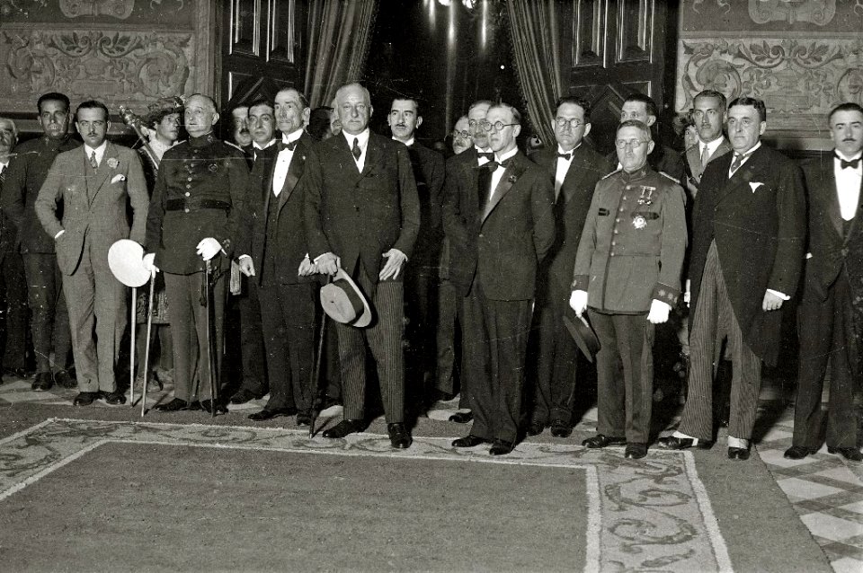 Diferentes personalidades en unos salones, entre ellos se encuentran el general Miguel Primo de Rivera y el alcalde de San Sebastián José Antonio Beguiristain (1 de 1) - Fondo Car-Kutxa Fototeka