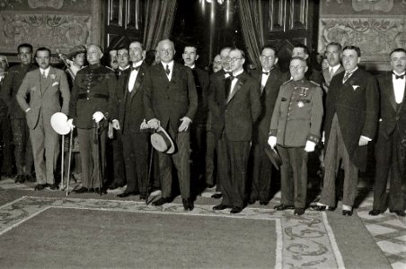Diferentes personalidades en unos salones, entre ellos se encuentran el general Miguel Primo de Rivera y el alcalde de San Sebastián José Antonio Beguiristain (1 de 1) - Fondo Car-Kutxa Fototeka