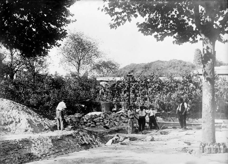 Digging trench at Porte Maillot, Paris (LOC)