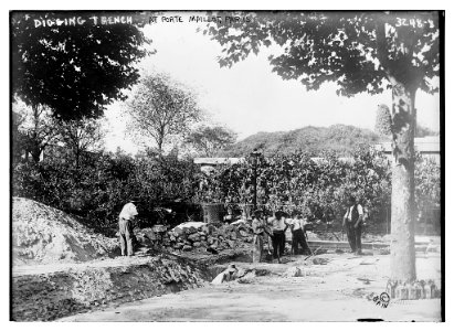 Digging trench at Porte Maillot, Paris LCCN2014697625