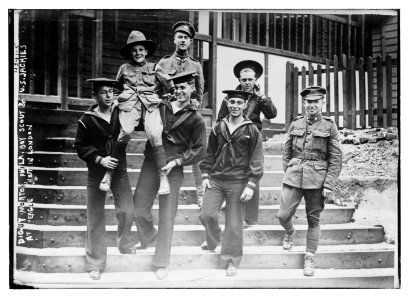 Digby Morton, Phila. Boy Scout, and U.S. Jackies at Eagle hut in London LCCN2014705507