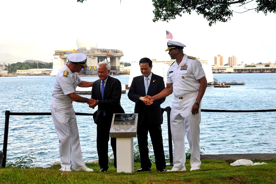 Dignitaries unveil a commemorative plaque during the Nagaoka-Honolulu 70 Years of Peace Floral Tribute and Wreath Presentation. (20660759559)