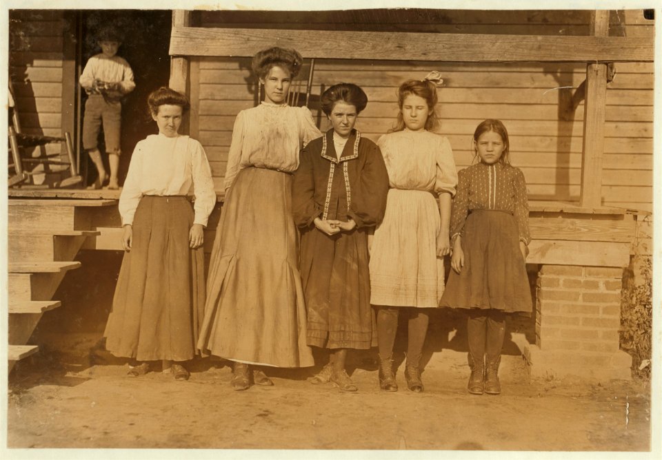 Dillon Mills, Dillon, S.C. Lizzie Davis, (smallest). Been in mill 2 years. Next-Nettie Arnet - Been in mill 8 years. Next-Monnie McCraney, been in mill 3 years. Next-Vater Arnet, been in LOC nclc.01490