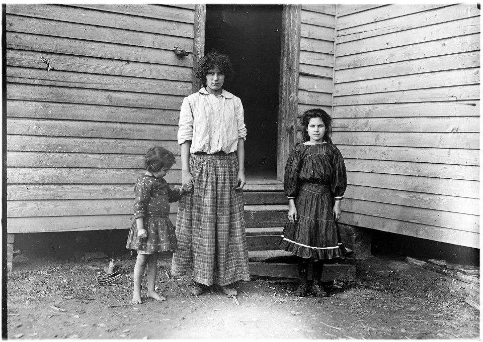 Dillon, S.C. Mills. Smallest girl - Corrine Goud, runs 3 and 4 sides. Been in mill 3 years. Oldest sister said she... - NARA - 523133