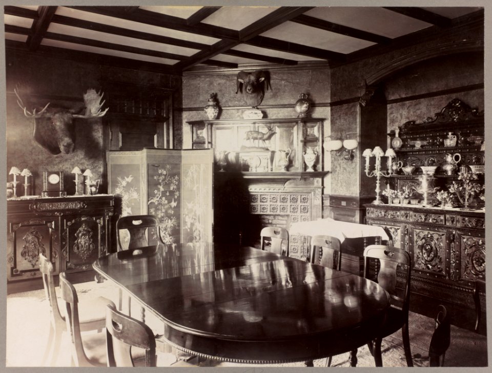 Dining room in home of Pres. Theodore Roosevelt, Washington, D.C. with moose head and ram's head on walls LCCN92520948