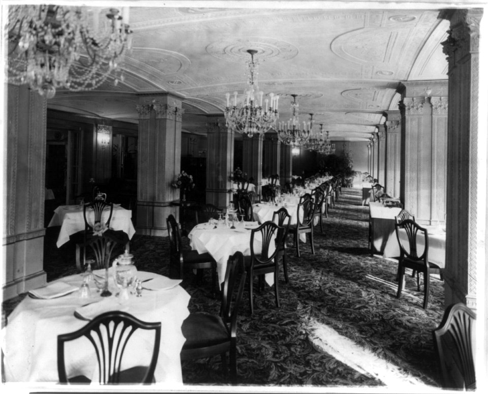 Dining room of the Hamilton Hotel, 14th and K Streets, N.W., Washington, D.C. LCCN2001706371