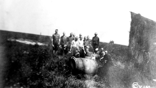 Dinner at the front near St. Fusciens, France 1918 (32689582555)