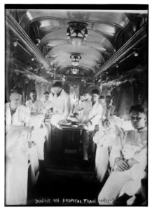 Dinner on hospital train LCCN2014708945