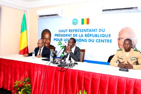 Dioncounda Traoré et son équipe au Mali, le 23 janvier 2020