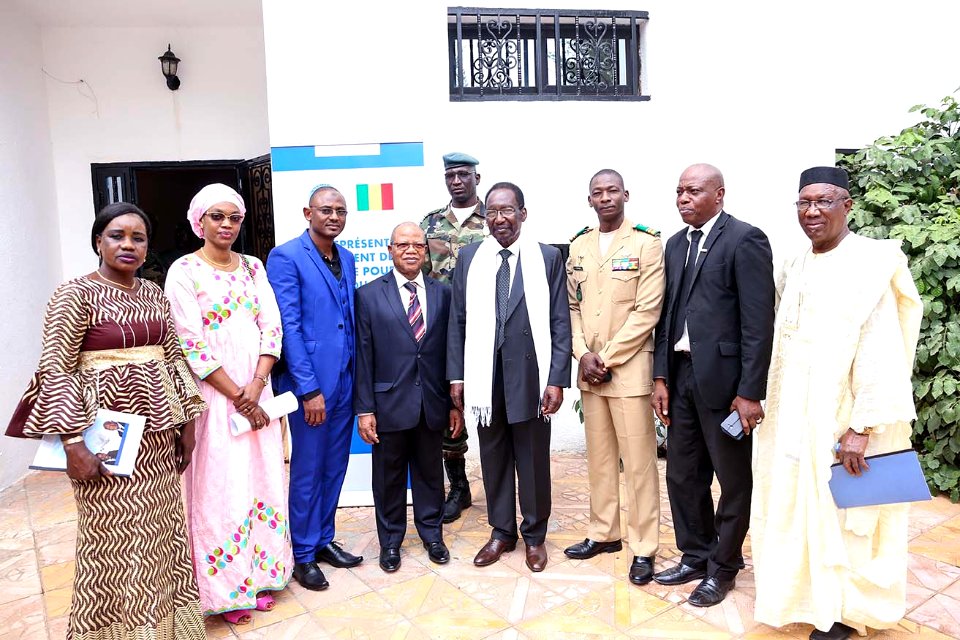 Dioncounda Traoré et son staff au Mali, le 23 janvier 2020
