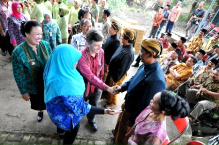 Direktur USAID Indonesia Andy Sisson berjabat tangan dengan Bapak Bambang, salah satu warga Salatiga yang memiliki satu sumur resapan di rumahnya. (16508326293)