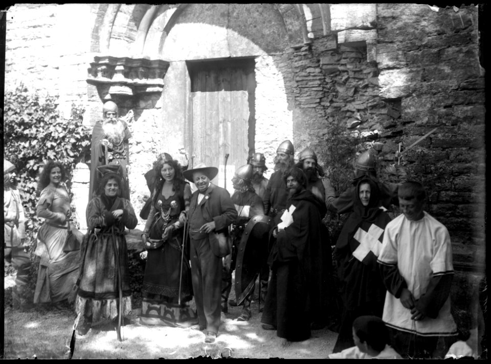 Director Ossian Hamrin and the cast in the play Sancta Maria outside Sankt Nicolai in Visby 1901 - SMV - StN001