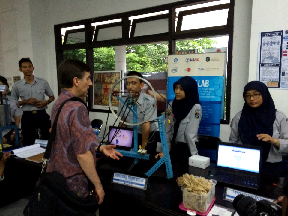 Direktur USAID Indonesia Andrew Sisson mengamati karya inovatif siswa saat pameran di Universitas Muhammadyah Malang. (16506202164)