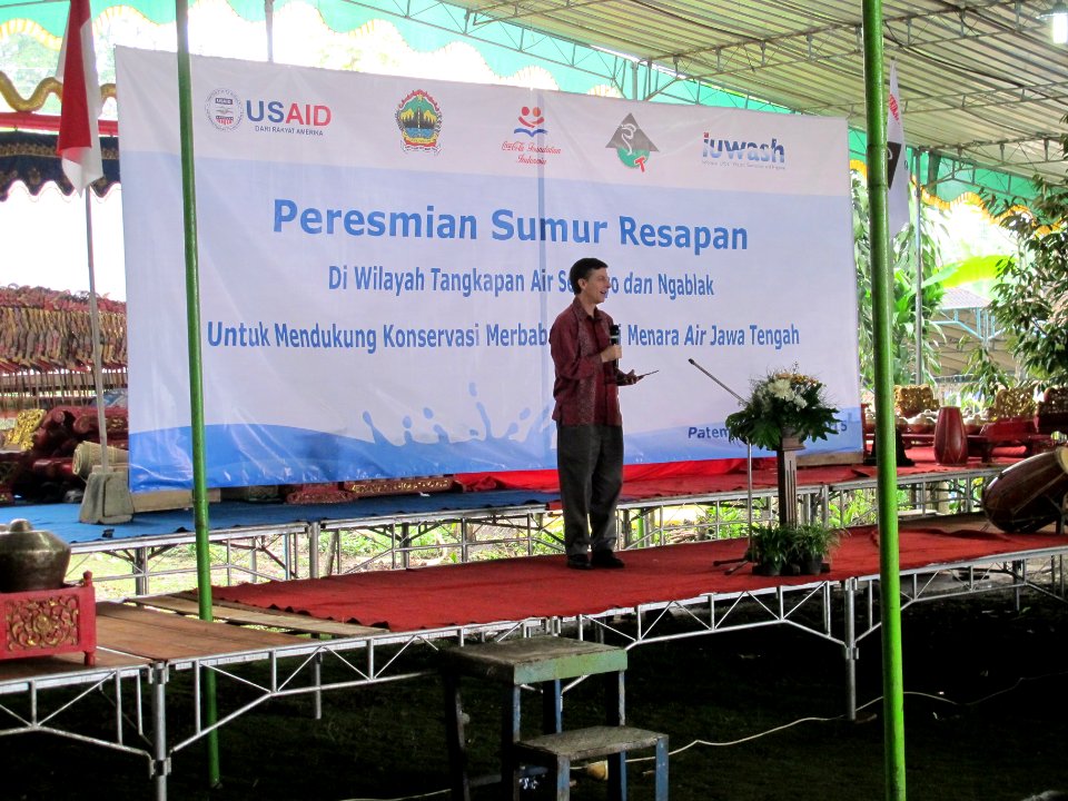 Direktur USAID Indonesia Andrew Sisson mengucapkan selamat kepada warga desa Patemon saat acara peresmian sumur resapan USAID Coca Cola. (17126925132)