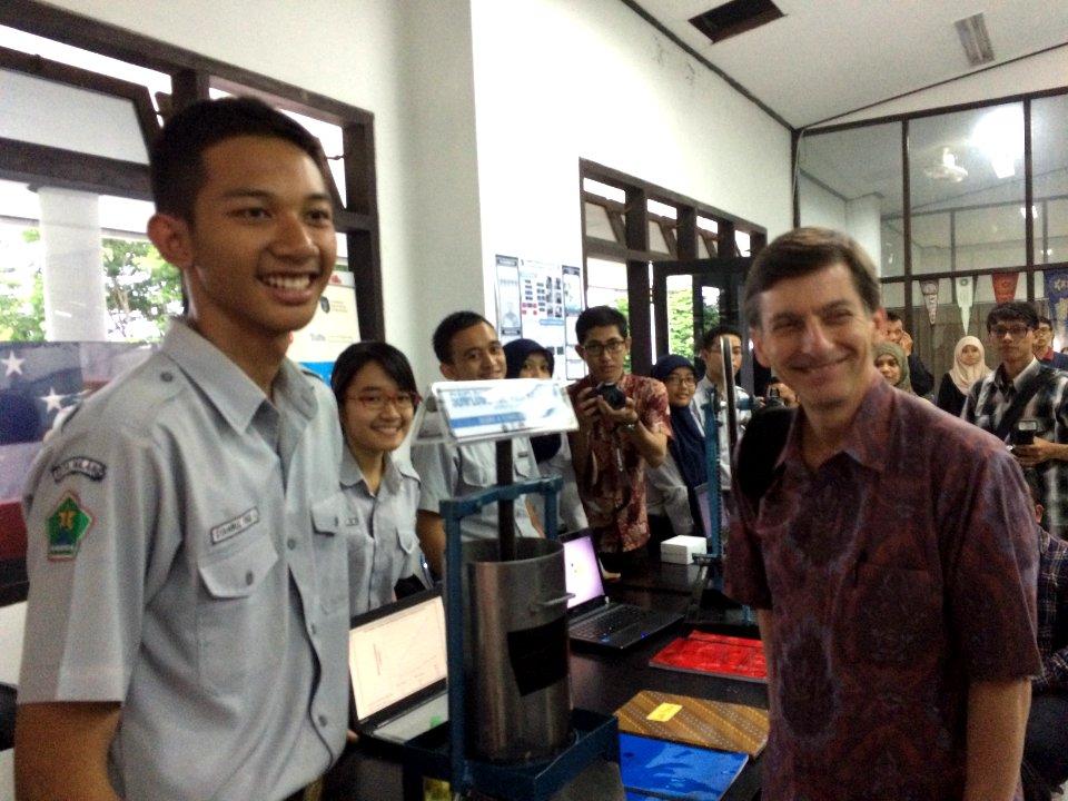 Direktur USAID Indonesia Andrew Sisson mengamati karya inovatif siswa saat pameran di Universitas Muhammadyah Malang. (17128627985)