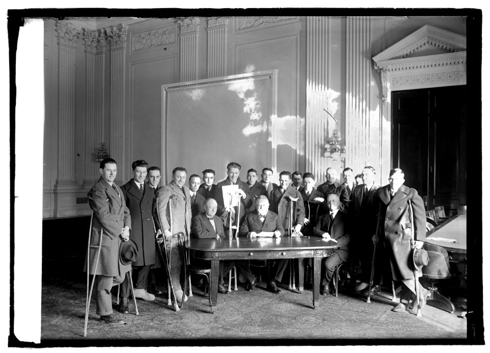 Disabled soldiers at Capitol, 2-16-22 LCCN2016846079