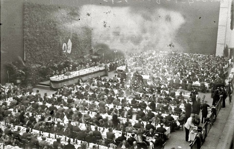 Discurso del general Miguel Primo de Rivera durante una comida en un frontón (2 de 4) - Fondo Car-Kutxa Fototeka
