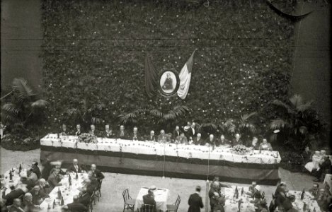 Discurso del general Miguel Primo de Rivera durante una comida en un frontón (1 de 4) - Fondo Car-Kutxa Fototeka