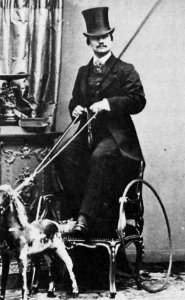 Disdéri, André Adolphe Eugène - Auf einem Holzpferd reitender Mann (Zeno Fotografie)