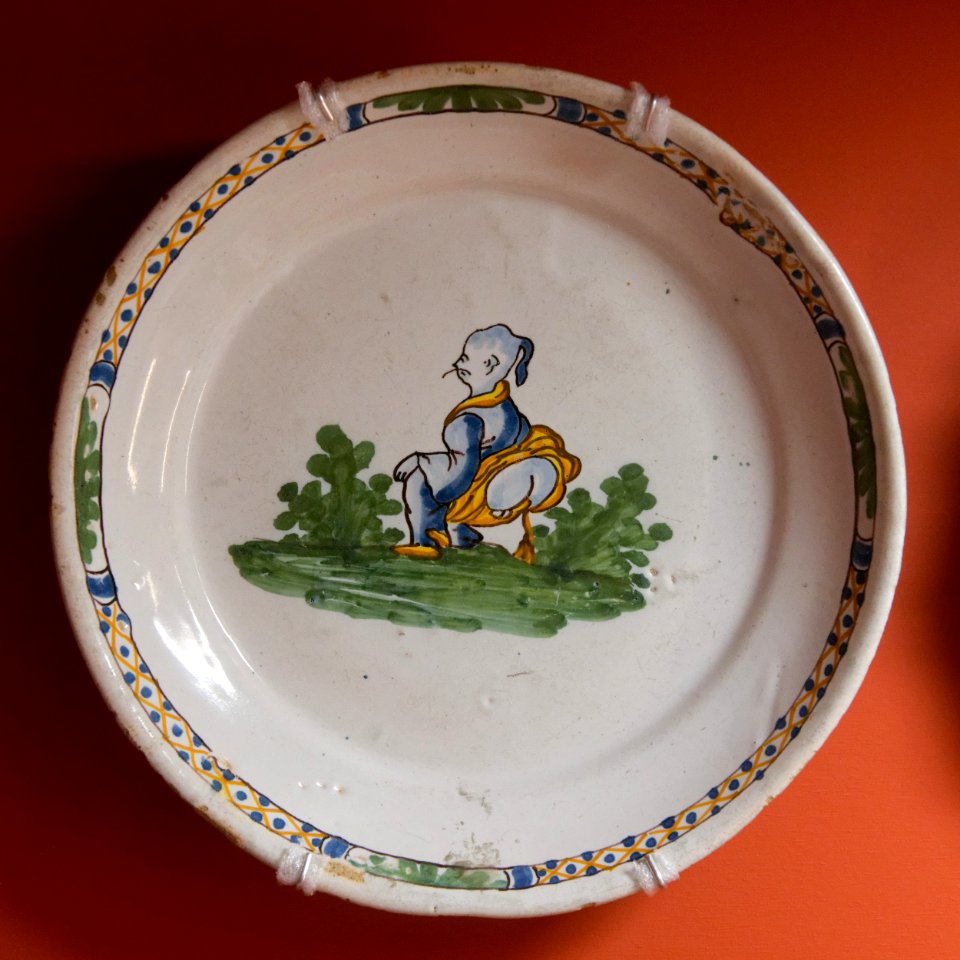 Dish scatological decoration MAB 95-51-1