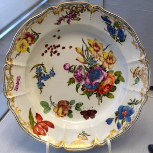 Dish, Nymphenburg, c. 1760, porcelain, overglaze colors, gilding - Germanisches Nationalmuseum - Nuremberg, Germany - DSC02656 photo