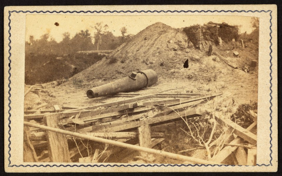 Dismounted cannon and ruins, Port Hudson, Louisiana) - photographed by McPherson & Oliver, Baton Rouge, La LCCN2010647772