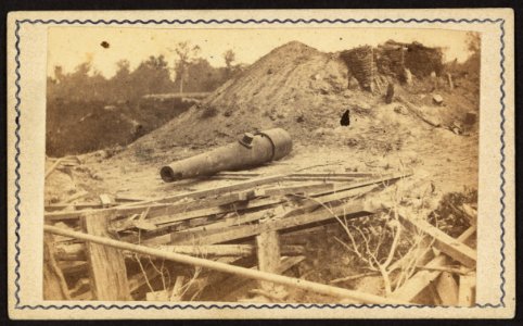Dismounted cannon and ruins, Port Hudson, Louisiana) - photographed by McPherson & Oliver, Baton Rouge, La LCCN2010647772