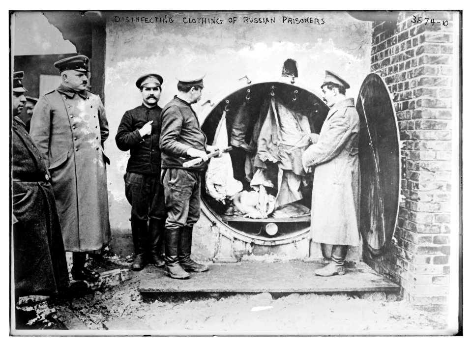 Disinfecting clothing of Russian prisoners LCCN2014699691