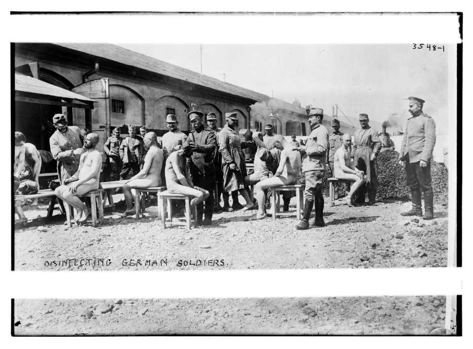 Disinfecting German soldiers LCCN2014699482