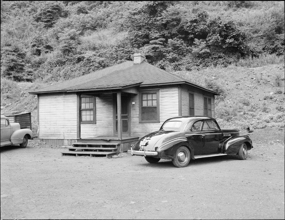 Dispensary at the mine and doctor's automobile. Kingston Pocahontas Coal Company, Exeter Mine, Welch, McDowell... - NARA - 540689