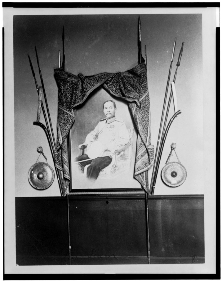 Display with portrait of a man, possibly Chulalongkorn, King of Siam, in Siam (Thailand) exhibit, Louisiana Purchase Exposition, St. Louis, Missouri LCCN95517994