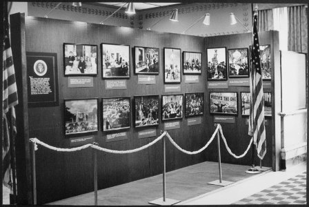 Display of White House photographs at Riggs National Bank - NARA - 194653
