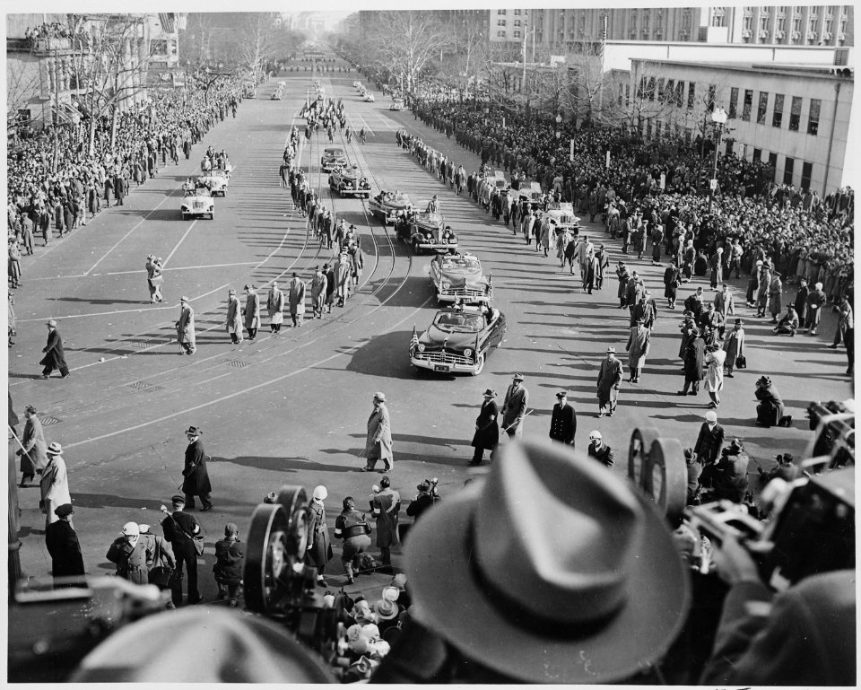Distance view of procession of limousines as President Truman rides to the reviewing stand for the inaugural parade.... - NARA - 200038