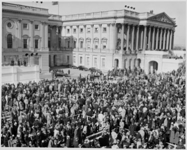 Distance view of the crowd at the inauguration of President Truman. - NARA - 199984