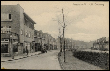 Distelweg met links de hoek met de Van der Pekstraat, gezien vanaf het Mosplein. Uitgave Weenenk & Snel, Den Haag, Afb PRKBB00422000001 photo