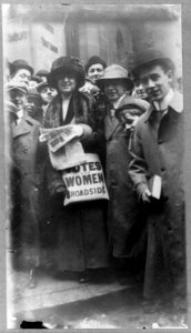 Distributing suffrage broadsides, January 1911 LCCN2001704308