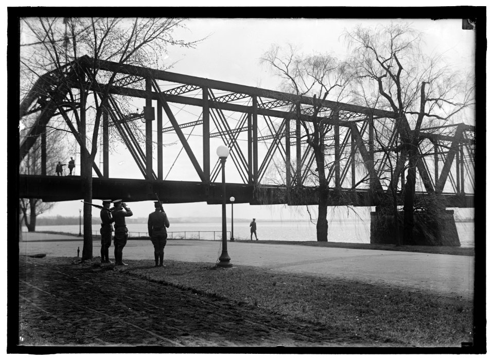 DISTRICT OF COLUMBIA PARKS. GUARDS IN POTOMAC PARK AT RAILWAY BRIDGE LCCN2016870843