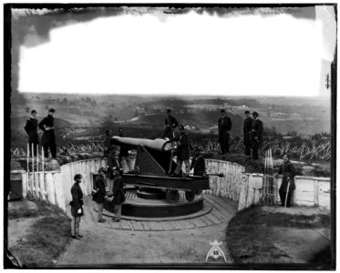 District of Columbia. Officers of Companies A and B, 3d Massachusetts Heavy Artillery, and crew of 100-pdr. Parrott gun on iron barbette carriage at Fort Totten LOC cwpb.04133