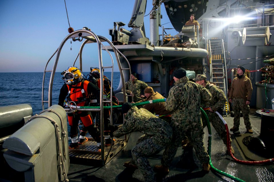 Divers search for a lost air crewman (11894226455)