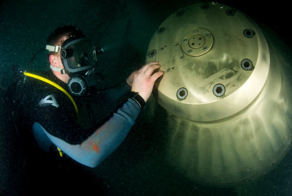 Diver performs ship-husbandry inspection 140130-N-YD328-017