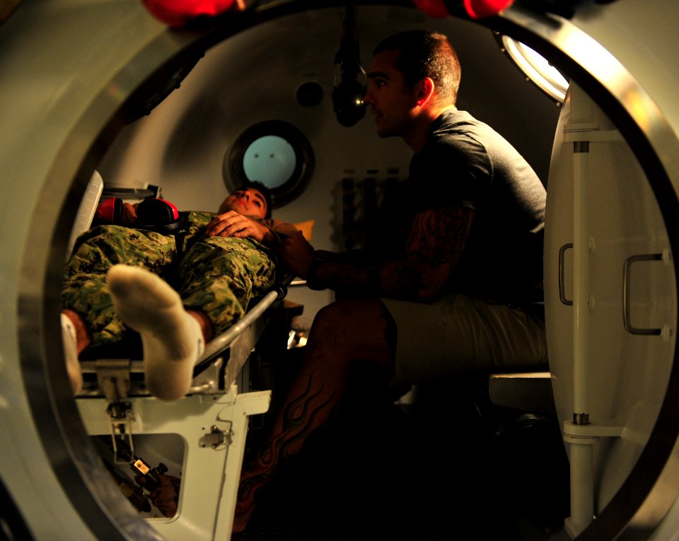 Diver recompression training 121128-N-CG436-074
